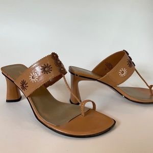 Nine West Toe Ring Sandal. Size 7M. Caramel.